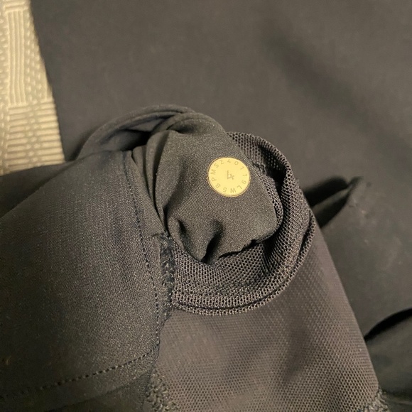 Navy Lululemon On The Fly Pants Sz4 - Picture 3 of 3